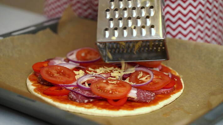 전통 손 음식 재료 탁자 치즈 주택 피자 요리 사람없음 주방 요리사 식사 저녁식사 치킨 이탈리아 신선 이탈리아음식 맛 굽기 파인애플 속도 준비 날것 반죽 만들기 레시피 토마토소스 점심식사 모짜렐라치즈 방법 제빵사 페스츄리 핸드메이드 맛있는 4K MOV 해외동영상 클립영상 직업 유럽 빵 가구 컨셉 과일 모션 유제품 패스트푸드 서양음식 건물 신체부위 소스_음식 구이 열대과일 동영상 닭고기요리 파일형식