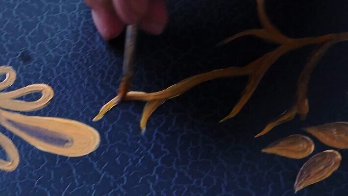 나무 직업 손 디자인 여자 꽃 컬러 백그라운드 잎 패턴 창조 미술 사람 사람없음 장식 노란색 페인트 덮개 붓 업무 그리기 황금 발사 디자이너 그림 예술가 캔버스 페인트붓 화가 니스 진짜 아크릴 MP4 해외동영상 클립영상 식물 무늬 모션 재질 문화예술 신체부위 뚜껑 작업 동영상 파일형식