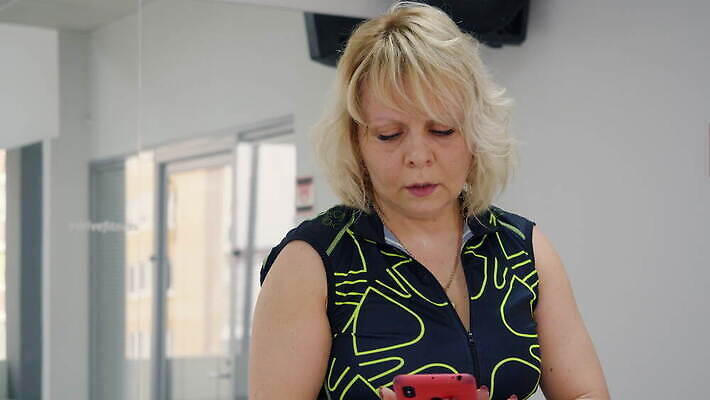 백인 라이프스타일 여자 인터넷 근육 운동선수 실내 건강 한명 스마트폰 핸드폰 운동복 금발 운동 점 메시지 연습 체육관 타이즈 규칙적 4K MOV 해외동영상 클립영상 서양인 1 헤어스타일 옷 스포츠 컨셉 사람 내부 생활 전자제품 스마트기기 동영상 파일형식