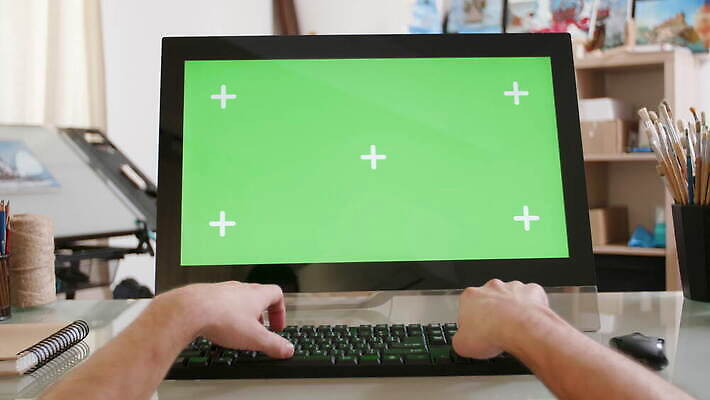 백인 직업 디자인 남자 산업 회사 비즈니스 열쇠 노동자 직장 그래픽 초록색 컴퓨터 사무실 스크린 모니터 자료 방 업무 비즈니스맨 디자이너 책상 예술가 화가 개발 고립 소프트웨어 프로젝트 목업 크로마키 4K MOV 해외동영상 클립영상 서양인 컬러 가구 사람 전자제품 작업 직장인 동영상 파일형식