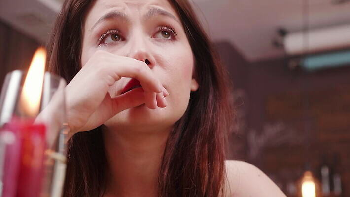 백인 여자 감정 얼굴 사람 고통 슬픔 흰색 표현 좌절 떨어짐 울음 속눈썹 눈물 불행 부정적 비극 우울증 적자 남용 4K MOV 해외동영상 클립영상 서양인 컬러 컨셉 표정 신체부위 질병 눈썹 동영상 파일형식