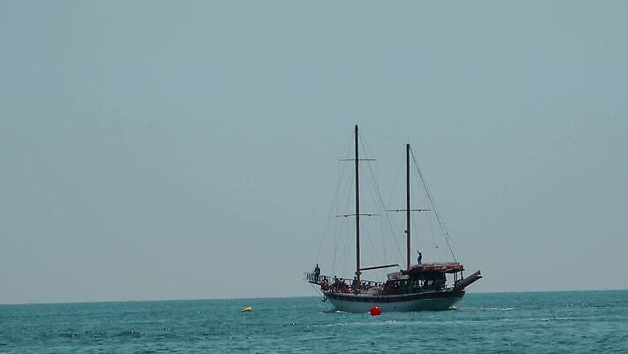 남자 어린이 바다 섬 가족 항해 사람없음 슬픔 보트 기다림 울음 가난 이슬람교 갈증 기아 그리스 보안 트랙 망사 덩어리 난민 노숙자 마케도니아 불법 시리아 아랍어 옛날 해로움 헬프 수평선 이민 국경 필요 4K MP4 해외동영상 클립영상 감정 유럽 종교 이동 컨셉 배_교통 중동 관계 모션 표정 안전 사람 직물 도움 범죄 사회이슈 동영상 파일형식 남유럽