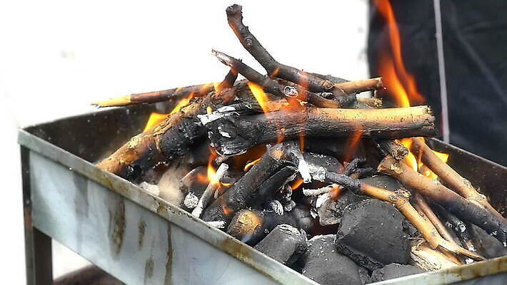 산업 백그라운드 가족 자연 불꽃 사람없음 여름 소풍 파티 식당 검은색 힘 에너지 뜨거움 연기 그릴 위험 장작 모닥불 철 연료 숯 고립 뒤뜰 석탄 옛날 재 철강 비어있는 MOV 해외동영상 클립영상 계절 컬러 컨셉 관계 주방용품 불 이벤트 야외활동 상점 생태계 동영상 파일형식
