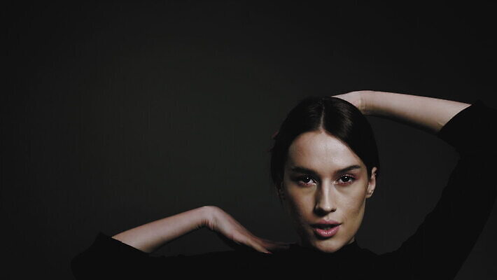 백인 모델 1 응시 여자 행복 얼굴 포즈 백그라운드 갈색머리 실내 미술 한명 미소 사람 성인 뷰티 섹시 유행 검은색 화려 우아함 유혹 피부 동영상 스타일 4K MOV 해외동영상 클립영상 서양인 헤어스타일 시선 감정 컬러 컨셉 문화예술 표정 내부 신체부위 파일형식