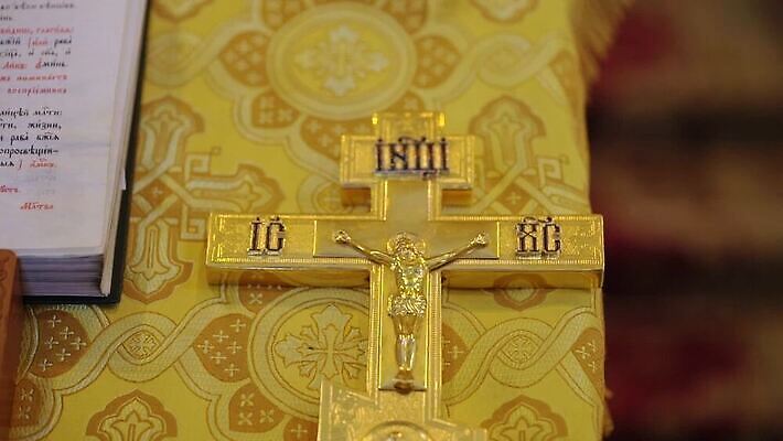 전통 기독교 종교 결혼 십자가 실내 사람없음 내부 책 독서 성당 교회 믿음 성경 기도 축하 예수 축복 성직자 러시아 신성 덩어리 러시아인 복음 성찬식 성체 세례 장례식 제단 MOV 해외동영상 클립영상 서양인 감정 유럽 컨셉 종교용품 종교건축 이벤트 건물 신_종교 동영상 파일형식