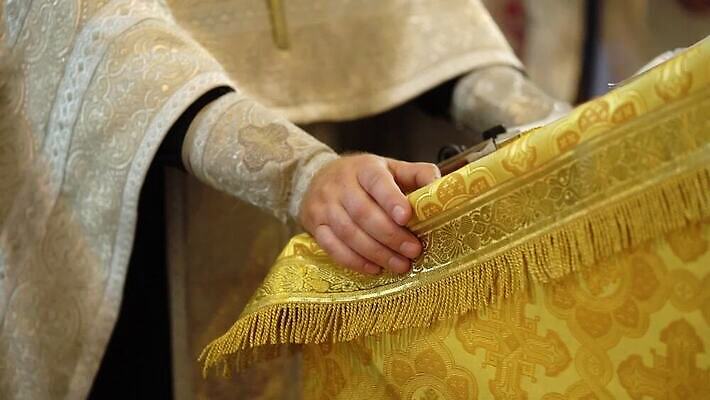 전통 기독교 종교 결혼 십자가 실내 사람없음 내부 책 독서 성당 교회 믿음 성경 기도 축하 예수 축복 성직자 러시아 신성 덩어리 러시아인 복음 성찬식 성체 세례 장례식 제단 MOV 해외동영상 클립영상 서양인 감정 유럽 컨셉 종교용품 종교건축 이벤트 건물 신_종교 동영상 파일형식