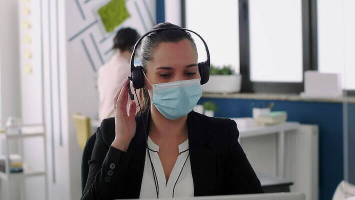 백인 직업 라이프스타일 얼굴 비즈니스 노동자 직장 건강 대화 가면 마스크 안전 사람 노트북 컴퓨터 사무실 헤드폰 업무 작업 비즈니스맨 비즈니스우먼 바이러스 보호 동료 마이크 예방 감염 방패 전염병 코로나바이러스 사회적거리두기 뉴노멀 4K MOV 해외동영상 클립영상 서양인 여자 남자 캠페인 음향기기 컨셉 회사 관계 말하기 생활 신체부위 경제 전자제품 직장인 질병 동영상 파일형식