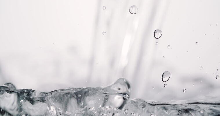 컬러 백그라운드 유리 추상 사람없음 물 젖음 흰색 물방울 투명 액체 붓기 순수 스플래쉬 효과 4K 락다운 MOV 해외동영상 클립영상 자연요소 컨셉 무늬 모션 재질 동영상 파일형식