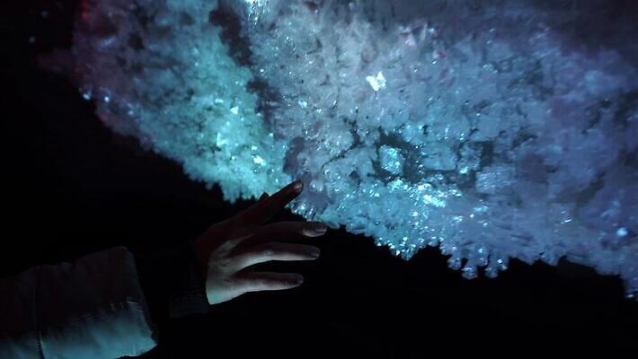 손 여자 스포츠 여행 겨울 배낭 자연 휴가 조명 새로움 산 사람없음 야외 빨간색 파란색 빛 냉동 얼음 검은색 추위 광선 흰색 등불 램프 투명 동굴 균열 손톱 빙하 서리 내추럴 종유석 카자흐스탄 주도 4K 알마티 MP4 해외동영상 클립영상 자연요소 계절 아시아 컬러 컨셉 가방 모션 사람 신체부위 예절 생태계 동영상 파일형식