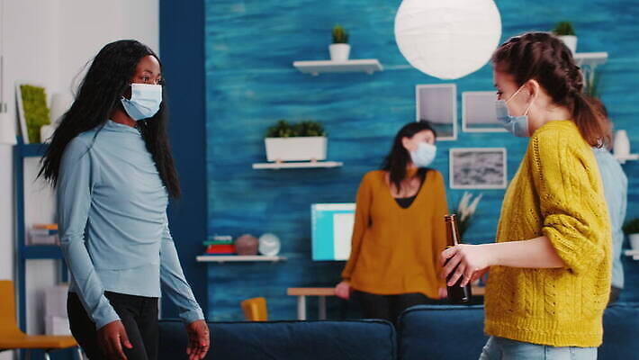 행복 컨셉 거실 휴식 아파트 주택 맥주 대화 가면 마스크 사람없음 친구 글로벌 파티 우정 펼침 기쁨 터치 축하 인사 그룹 바이러스 보호 예방 번짐 다인종 섞기 소셜 팔꿈치 코로나바이러스 사회적거리두기 사교적 뉴노멀 4K MOV 해외동영상 클립영상 감정 캠페인 관계 모션 주류 말하기 인종 이벤트 건물 신체부위 경제 예절 팔 동영상 파일형식 효과