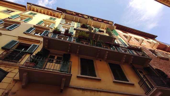 외관 유럽 문화 여행 건축양식 하늘 주택 미술 풍경 사람없음 건물 물 여름 파란색 빛 강 도시풍경 교회 탑 경기장 이탈리아 골동품 바위 도시 중세 역사 저녁 아치 정사각형 장면 타운 원형경기장 천연기념물 랜드마크 로마인 베로나 옛날 4K MP4 해외동영상 클립영상 자연요소 도형 건축물 계절 건축 나라 컬러 스포츠시설 종교건축 문화예술 인종 돌_바위 야간 동영상 파일형식