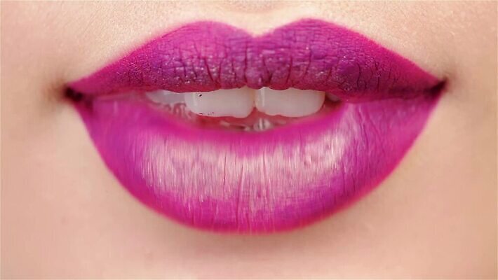 모델 헤어스타일 응시 얼굴 백그라운드 갈색머리 실내 한명 사람 동양인 뷰티 섹시 노란색 머리 유행 검은색 오픈 입 화려 고급 우아함 닫기 핥기 유혹 혀 피부 입술 만들기 자두 고립 도발 스타일 MP4 해외동영상 클립영상 1 시선 컬러 컨셉 과일 모션 인종 내부 신체부위 동영상 파일형식