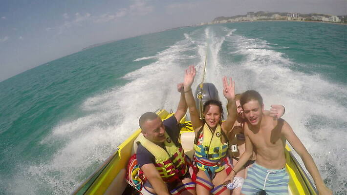 라이프스타일 여자 남자 행복 바다 여행 요트 모션 휴가 항해 사람 사람없음 물 여름 친구 파티 손들기 여행객 우정 보트 그룹 고급 크루즈 함선 4K MOV 해외동영상 클립영상 자연요소 계절 감정 컨셉 배_교통 관계 이벤트 생활 동영상 파일형식