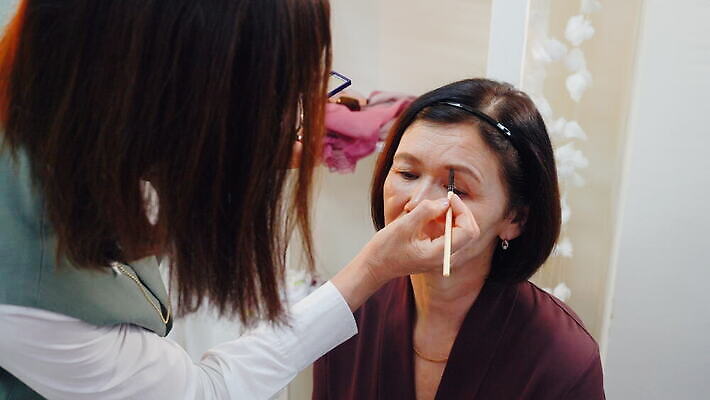 모양 백인 직업 디자인 여자 노년 얼굴 컨셉 실내 성인 두명 뷰티 화장품 붓 업무 닫기 성형수술 어플리케이션 60대 눈썹 피부 준비 서식 윤곽 예술가 70대 옛날 스타일 신청 4K MOV 해외동영상 클립영상 서양인 모션 사람 내부 신체부위 작업 수술 동영상 파일형식