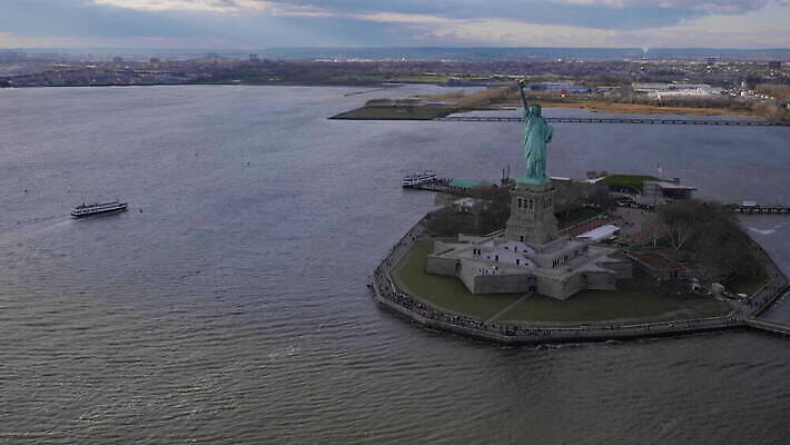 조각 섬 여행 건축양식 하늘 안테나 사람없음 조각상 항구 미국 자유 도시 심볼 뉴욕 궤도 갸우뚱 천연기념물 항공촬영 랜드마크 조감도 4K 틸트업 설정숏 MOV 해외동영상 클립영상 건축 뷰포인트 컨셉 북아메리카 통신 교통시설 모션 촬영기법 조형물 동영상 파일형식
