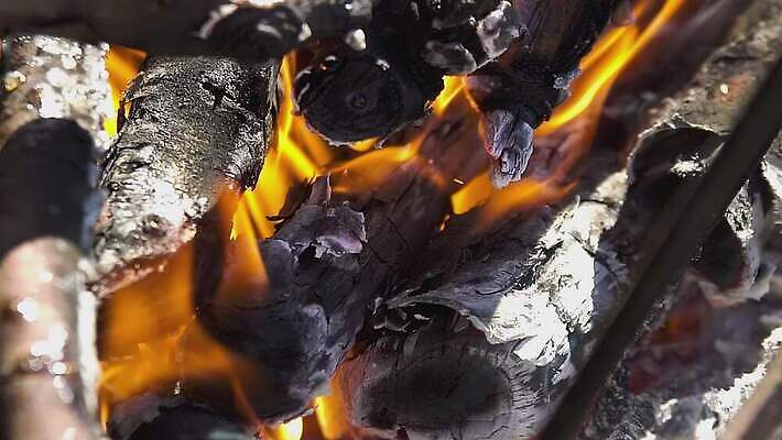 음식 백그라운드 오렌지 자연 불꽃 따뜻함 요리 사람없음 야외 목재 빨간색 빛 노란색 검은색 에너지 뜨거움 닫기 연기 그릴 위험 모닥불 굽기 연료 숯 녹색배경 연소 석탄 여신 재 화상 4K MOV 해외동영상 슬로모션 클립영상 나무 컬러 컨셉 과일 재료 모션 주방용품 불 촬영기법 초록색 상처 구이 생태계 동영상 파일형식