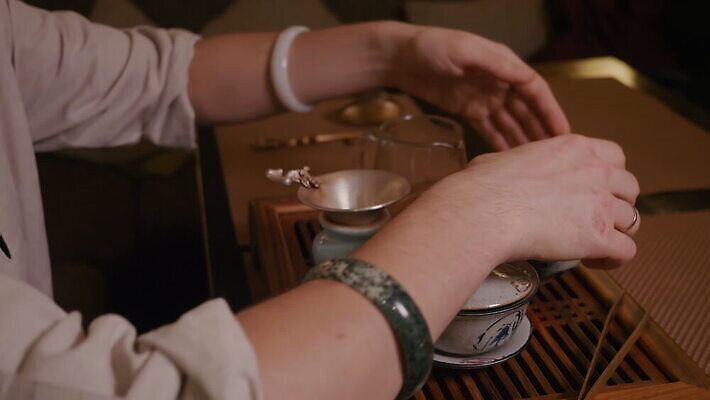 백인 직업 전통 라이프스타일 남자 행복 아시아 문화 음료 백그라운드 잎 탁자 휴식 따뜻함 건강 한명 사람 동양인 목재 컵 초록색 물 뷰티 갈색 일본 중국 마시기 뜨거움 도자기 사발 냄비 찻주전자 허브 상쾌 유기농 아로마 내추럴 완벽 우롱차 MOV 해외동영상 클립영상 자연요소 서양인 나무 식물 1 식기 웰빙 감정 나라 컬러 가구 컨셉 재료 모션 주전자 인종 생활 차_음료 사기그릇 솥 동영상 파일형식