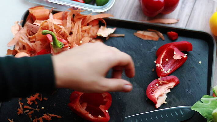 음식 컬러 조각 다이어트 채소 재료 방울토마토 오이 파프리카 도마 빨간색 초록색 컬러풀 노란색 쌓기 신선 그룹 칼 맛 자르기 후추 내추럴 채식주의자 비건 맛있는 4K MOV 해외동영상 클립영상 컨셉 토마토 모션 주방용품 건강 향신료 채식 동영상 파일형식