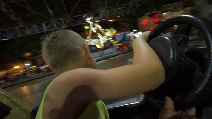 행복 어린이 자동차 사람 소년 사람없음 기쁨 놀이공원 운전 운전사 승차 야간 저녁 흥분 때리기 범퍼 4K MOV 해외동영상 클립영상 자연요소 직업 남자 감정 육상교통 모션 테마파크 동영상 파일형식