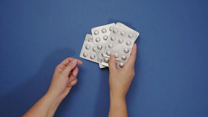 백인 손 여자 컨셉 손가락 실내 건강 사람 성인 치료 파란색 알약 약 고통 흰색 잡기 질병 약국 언론 처방 조제 복용 진통제 항생제 4K MOV 해외동영상 클립영상 서양인 감정 컬러 의학 모션 내부 신체부위 만들기 동영상 파일형식