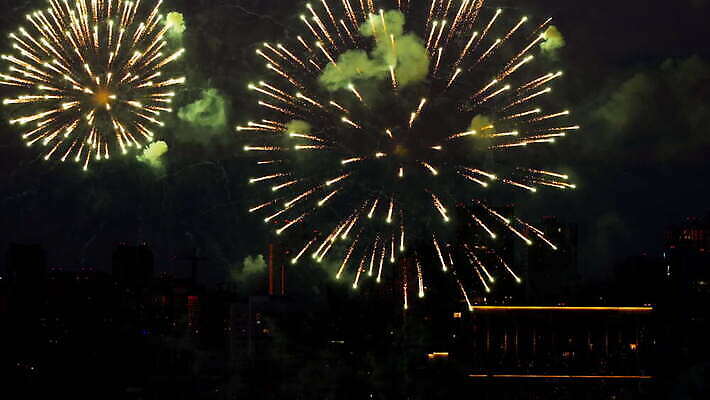 기념일 여행 백그라운드 하늘 불 휴가 불꽃 기념 폭죽 불꽃놀이 이벤트 사람없음 빨간색 물 빛 강 컬러풀 파티 축제 기쁨 축하 도시 야간 저녁 쇼 경례 스카이라인 광 크리스마스이브 4K MOV 해외동영상 클립영상 자연요소 감정 컬러 컨셉 크리스마스 놀이 인사 동영상 파일형식