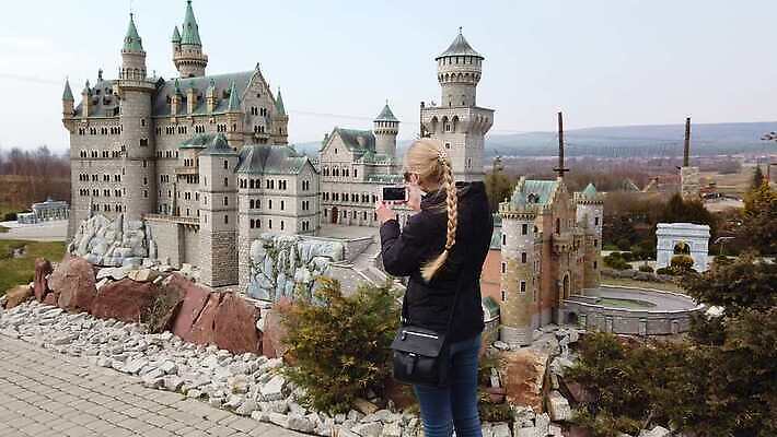 공원 행복 과학 여행 건축양식 자연 휴식 독일 미술 한명 미소 건물 스마트폰 세계 걷기 산책 기쁨 미니어처 역사 셀프카메라 랜드마크 옛날 4K MOV 해외동영상 슬로모션 클립영상 1 건축물 공공시설 건축 감정 유럽 컨셉 모션 문화예술 촬영기법 표정 사람 핸드폰 스마트기기 모형 사진촬영 생태계 동영상 파일형식