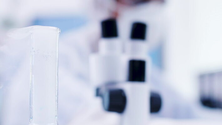 여자 산업 과학 유리 탁자 건강 현미경 실험 사람없음 거품 장비 액체 실험실 연기 천 과학자 플라스크 분석 비커 유리그릇 튜브 공식 원뿔 반응 방법 화학물질 화학자 4K 유체 MOV 해외동영상 클립영상 도형 직업 그릇 가구 컨셉 재질 실험기구 사람 직물 화학 동영상 학자 파일형식