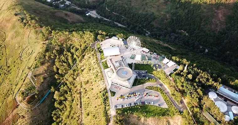 나무 공원 유럽 아시아 여행 통신 자연 산 안테나 사람없음 초록색 파란색 텔레비전 일몰 언덕 방송 장면 스카이라인 항공촬영 드론 랜드마크 수도권 카자흐스탄 4K 알마티 MP4 해외동영상 클립영상 식물 공공시설 나라 뷰포인트 컬러 전자제품 노을 생태계 지역 동영상 파일형식