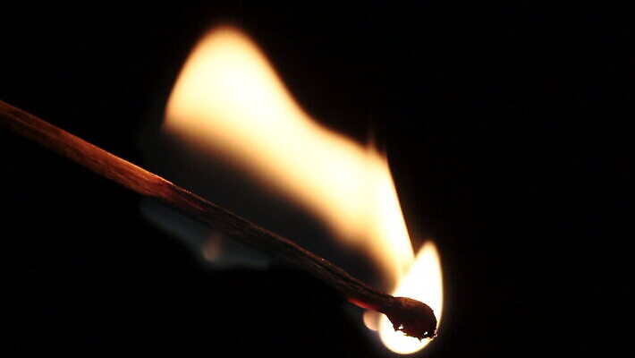 백그라운드 오렌지 모션 불꽃 조명 실내 경기 사람없음 목재 가로 빛 노란색 검은색 어둠 힘 에너지 손전등 뜨거움 막대기 야간 위험 모닥불 폭발 폭발물 오브젝트 싱글 매연 느림 빛망울 연소 광 점화 화상 MOV 해외동영상 슬로모션 클립영상 자연요소 나무 무기 스포츠 컬러 컨셉 과일 재료 불 촬영기법 내부 환경오염 상처 동영상 파일형식