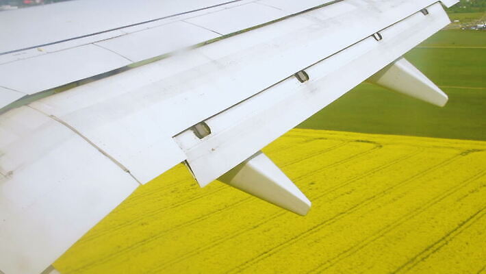 길 여행 날개 창문 교통시설 하늘 휴가 비행기 프레임 안테나 사람없음 덮개 오픈 공항 땅 도착 항공 속도 리프트 활주로 제트기 항공촬영 단절 대패 땅바닥 착륙 수평선 유도로 MOV 해외동영상 클립영상 뷰포인트 교통 통신 항공교통 대중교통 바닥 뚜껑 시설 동영상 파일형식