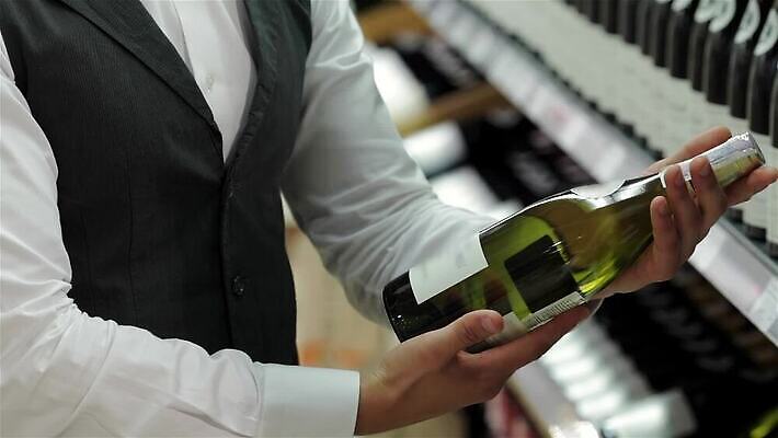 직업 1 응시 남자 음료 셔츠 넥타이 선반 주류 한명 정장 턱시도 성인 상점 식당 와인 시험 가리킴 알코올 잡기 사회 고급 우아함 웨이터 서비스 활 옷입기 서빙 예복 양조 양조장 MP4 해외동영상 클립영상 시선 잡화 옷 교육 가구 컨셉 상의 모션 사람 손짓 동영상 공동체 파일형식