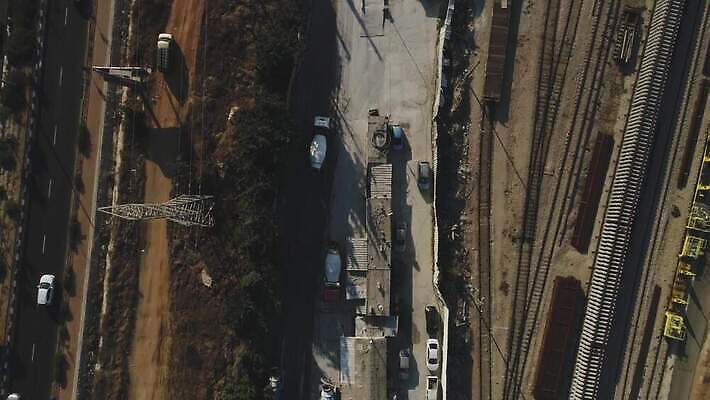 외관 공공시설 산업 모래 공장 교통시설 노동자 안테나 사람없음 건물 항구 기계 장비 건설현장 공구 업무 작업 제조 컨테이너 땅 믹서 창고 준비 시설 시멘트 먼지 짐차 무거움 공학 물류 계약자 드론 로딩 분배 섞기 채석 철강 컨베어밸트 콘크리트 4K MOV 해외동영상 클립영상 직업 건축물 교육 교통 통신 공업 자동차 건설업 도구 무게 계약 동영상 파일형식