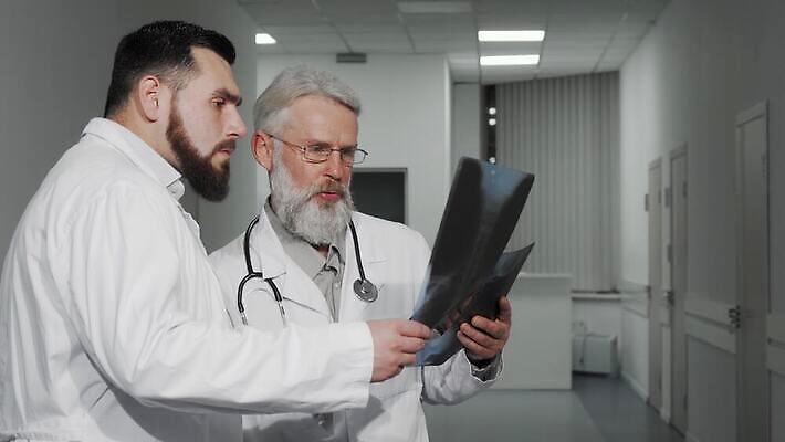 직업 남자 유니폼 엑스레이 건강 병원 대화 사람 두명 약 시험 환자 간호사 의사 업무 실험실 질병 과학자 동료 직원 암 외과 돌봄 방사선 종양 4K MOV 해외동영상 클립영상 옷 교육 과학 의학 관계 모션 실험 말하기 의료진 작업 동영상 학자 파일형식