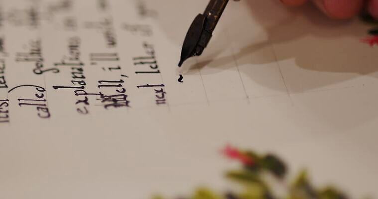 1 손 디자인 교육 종이 백그라운드 컨셉 비즈니스 캘리그라피 미술 한명 사람 책 뷰티 펜 검은색 어둠 골동품 마법사 흰색 메시지 클래식 잡지 신비 스케치 작가 문서 복고 마녀 페이지 서명 그런지 블러 세피아 여의주 옛날 원고 초능력 편지쓰기 필기체 4K MP4 해외동영상 클립영상 직업 문자 컬러 문화예술 촬영기법 신체부위 간행물 필기구 기록 편지 동영상 파일형식