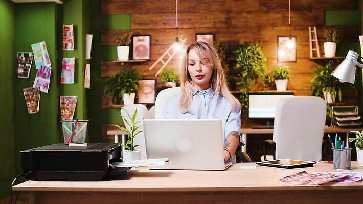 모델 편집 직업 디자인 상의 비즈니스 직장 미술 사람없음 내부 컴퓨터 사무실 모니터 업무 시원함 디자이너 멀티미디어 조언 프로젝트 프리랜서 4K MOV 해외동영상 클립영상 옷 회사 문화예술 전자제품 작업 동영상 파일형식