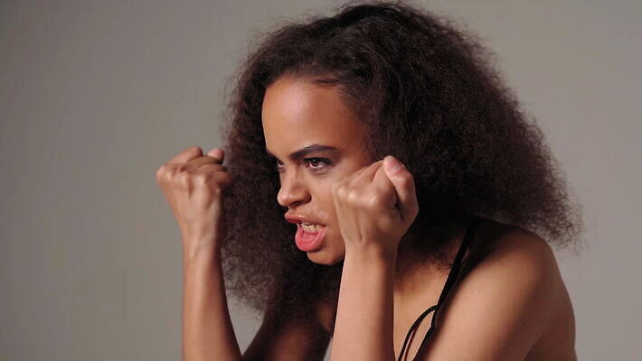 모델 라이프스타일 헤어스타일 응시 여자 얼굴 흑인 백그라운드 실내 한명 사람 뷰티 갈색 머리카락 검은색 어둠 분노 표현 피부 고립 4K MOV 해외동영상 클립영상 서양인 1 시선 감정 컬러 내부 생활 신체부위 머리 동영상 파일형식