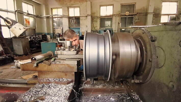 식물 직업 산업 중년 공장 노동자 한명 상점 금속 장비 과학기술 도구 스패너 반지 디스크 업무 바퀴 가장자리 제조 상품 균형 회전 타이어 되감기 옛날 철강 MOV 해외동영상 클립영상 1 장신구 공업 재질 기술 사람 성인 공구 작업 둘레 질병 동영상 파일형식