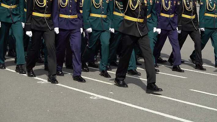 무기 선 유니폼 휴가 함께함 부츠 경비 이벤트 사람없음 축제 힘 총 벨트 축하 방어 변화 보호 군중 공격 5월 배열 군용 싸움 전쟁 정사각형 러시아 시스템 육군 변장 질서 병정 애국심 명령 오케스트라 러시아인 장교 줄서기 필승 해병대 반복 규칙적 4K MOV 해외동영상 클립영상 도형 서양인 잡화 옷 유럽 신발 컨셉 모션 군대 어류 안전 사람 예절 악단 우승 날짜 동영상 파일형식