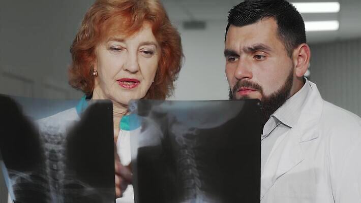 직업 남자 유니폼 엑스레이 건강 병원 대화 사람 두명 스터디 약 환자 간호사 의사 업무 질병 토론 과학자 동료 직원 암 외과 혁명 돌봄 방사선 종양 4K MOV 해외동영상 클립영상 옷 과학 컨셉 의학 관계 모션 말하기 학습 의료진 작업 동영상 학자 파일형식