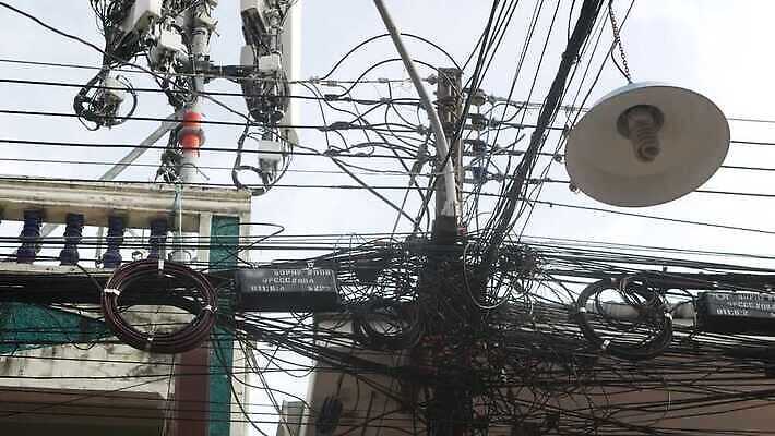 산업 선 여행 통신 태국 하늘 사람없음 야외 힘 장비 발전기 에너지 도시 네트워크 오염 코드 역 연결 위험 고도 전염 철사 공학 고립 분배 전압 힘찬 배선 4K MP4 해외동영상 클립영상 교육 아시아 컨셉 교통시설 한자 발전소 질병 감염 동영상 파일형식