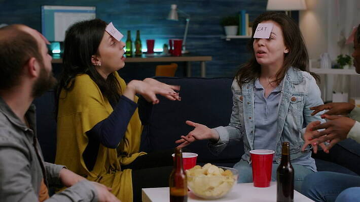 라이프스타일 행복 거실 모션 놀이 협력 주택 맥주 함께함 대화 미소 웃음 사람 사람없음 친구 소파 우정 기쁨 모임 마시기 게임 그룹 저녁 주말 다인종 다민족 어려움 이마 흥미 사교적 4K MOV 해외동영상 클립영상 감정 컨셉 의자 관계 주류 표정 말하기 인종 건물 생활 밤 야간 동영상 파일형식