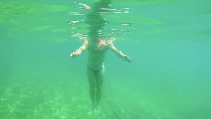 수영복 스포츠 파도 바다 여행 신체 모션 자연 표면 휴가 항해 사람 사람없음 물 파란색 운동 숫자 수중 수영 투명 스페인 스페인어 터키석 스타일 4K MP4 해외동영상 클립영상 자연요소 문자 옷 유럽 컬러 배_교통 건강 수상스포츠 보석 생태계 동영상 파일형식