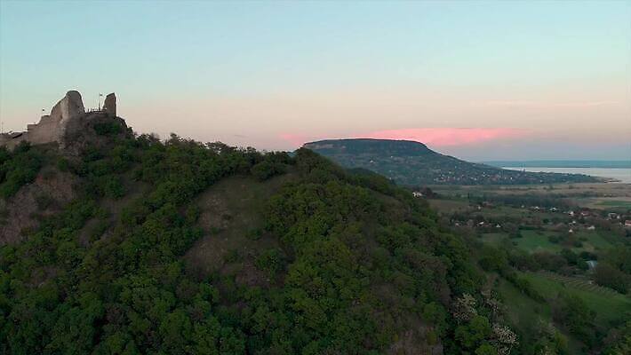 나무 유럽 호수 벽 여행 건축양식 자연 하늘 벽돌 산 풍경 사람없음 야외 건물 하이앵글 탑 바위 성 중세 역사 숲 언덕 헝가리 천연기념물 삼림지대 안뜰 옛날 조감도 4K MP4 해외동영상 클립영상 식물 건축물 건축 나라 뷰포인트 돌_바위 생태계 동영상 동유럽 파일형식