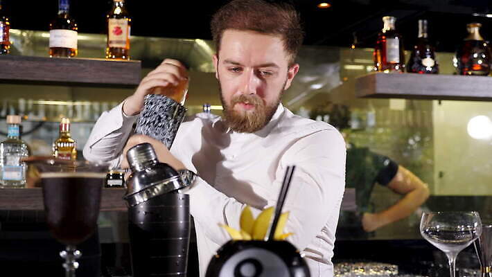 직업 라이프스타일 손 남자 음료 비즈니스 유리 주류 사람 사람없음 물 파티 식당 얼음 축하 알코올 업무 칵테일 바 붓기 우아함 야간 계산대 클럽 준비 상쾌 만들기 바텐더 보드카 섞기 토닉 유흥 셰이커 4K MOV 해외동영상 클립영상 자연요소 감정 컨셉 모션 재질 이벤트 생활 신체부위 상점 작업 동영상 파일형식