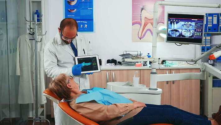 직업 엑스레이 건강 치과 병원 말하기 설명 치료 알약 약 스크린 장비 환자 의사 발표 치아 치과의사 예방 방문 틀니 옛날 치아교정 치통 뉴노멀 4K 구강학 MOV 해외동영상 클립영상 의학 모션 경제 의료진 소화기관 질병 교정 동영상 파일형식