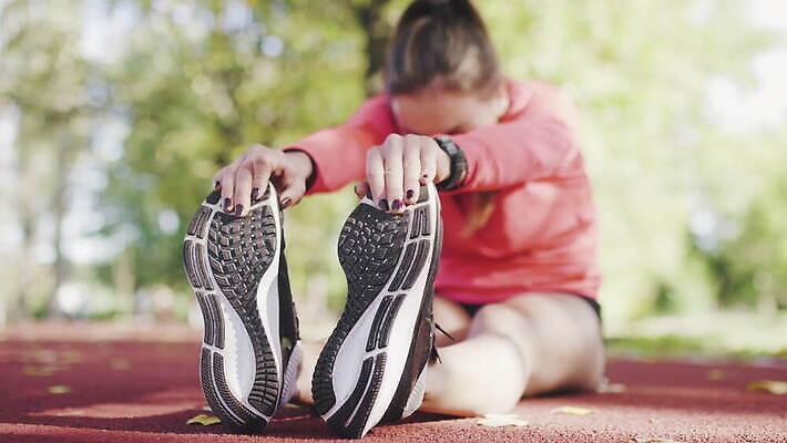백인 라이프스타일 여자 스포츠 신체 손가락 발 자연 표면 건강 한명 야외 빨간색 운동복 달리기 조깅 운동 햇빛 스트레칭 가을 숲 연습 합성 달리기선수 선로 4K MOV 해외동영상 클립영상 서양인 1 손 옷 계절 컬러 모션 사람 생활 신체부위 태양 생태계 육상선수 동영상 파일형식