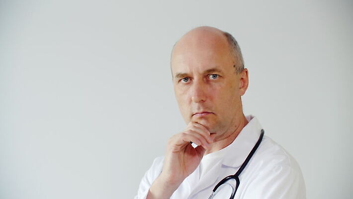 직업 응시 남자 중년 생각 청진기 회색배경 직장 실내 건강 병원 대화 설명 한명 서기 손짓 성인 치료 약 턱괴기 의사 자신감 질병 예방 심각 전염병 코로나바이러스 4K MOV 해외동영상 클립영상 1 시선 감정 백그라운드 컨셉 회사 의학 의료기기 모션 말하기 사람 내부 회색 의료진 바이러스 동영상 파일형식