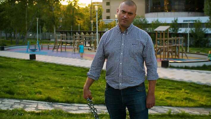 백인 공원 남자 무기 얼굴 어린이 한명 서기 사람 금속 힘 분노 잡기 폭력 범죄 놀이터 위험 공격 무서움 충돌 위협 싸움 나쁜 압력 폭행 호러 4K MOV 해외동영상 클립영상 서양인 1 공공시설 감정 컨셉 모션 재질 놀이 신체부위 사회이슈 공포 동영상 파일형식