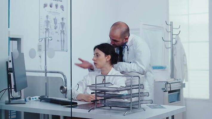 직업 유니폼 2 통신 창문 엑스레이 건강 병원 대화 사람 컴퓨터 약 방 시험 의사 업무 복도 결과 질병 토론 동료 상담 방문 돌봄 4K MOV 해외동영상 클립영상 옷 교육 컨셉 의학 관계 모션 말하기 전자제품 의료진 작업 동영상 파일형식