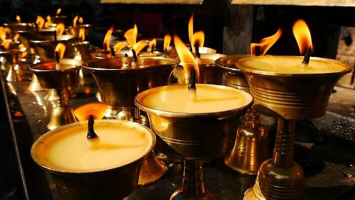 전통 아시아 종교 문화 여행 백그라운드 불교 촛불 불 실내 동양인 사람없음 빛 노란색 평화 믿음 축제 침묵 축하 사찰 의식 영혼 황금 심볼 명상 향기 신성 네팔 수도원 연소 숭배 신앙심 줄서기 카트만두 힌두교 많음 카피스페이스 MOV 해외동영상 클립영상 자연요소 감정 나라 컬러 컨셉 초 종교건축 모션 인종 내부 소리 공백 냄새 동영상 파일형식